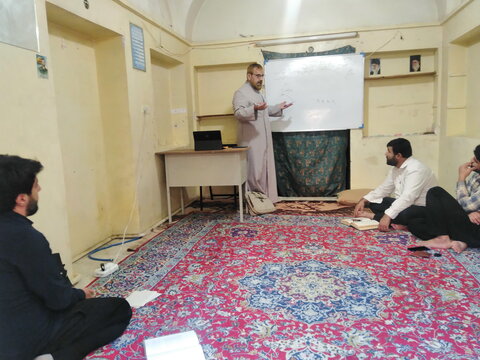 تصاویر/ حضور طلاب مدرسه علمیه آیت‌الله مدنی کاشانی(ره) در کلاس‌های درس