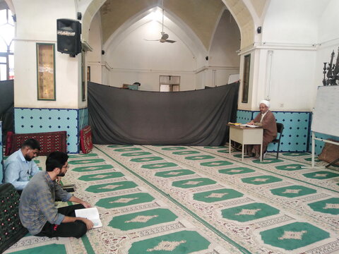 تصاویر/ حضور طلاب مدرسه علمیه آیت‌الله مدنی کاشانی(ره) در کلاس‌های درس