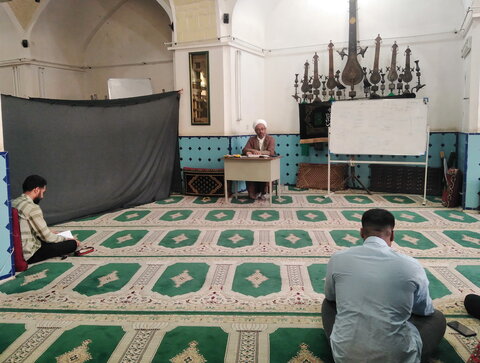 تصاویر/ حضور طلاب مدرسه علمیه آیت‌الله مدنی کاشانی(ره) در کلاس‌های درس