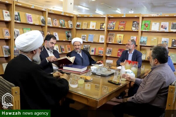 بازدید حجت الاسلام واعظی از کتابخانه تخصصی ادبی و هنری اشراق