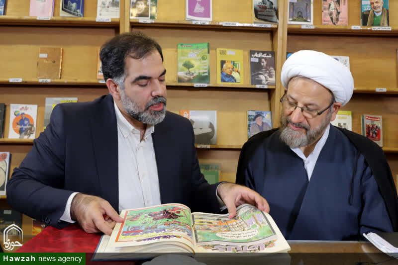 بازدید حجت الاسلام واعظی از کتابخانه تخصصی ادبی و هنری اشراق