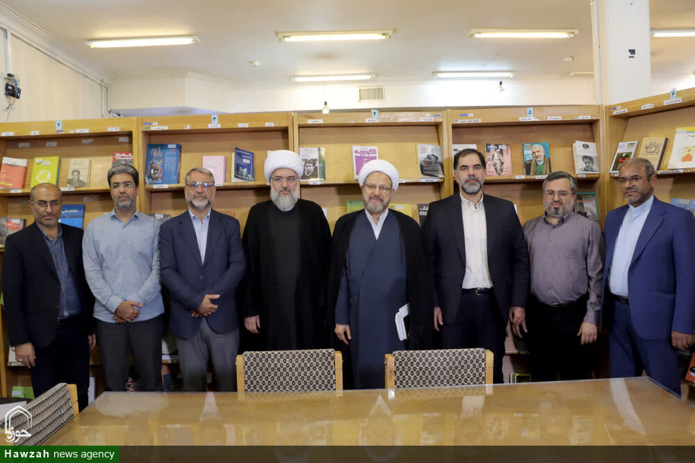 بازدید حجت الاسلام واعظی از کتابخانه تخصصی ادبی و هنری اشراق