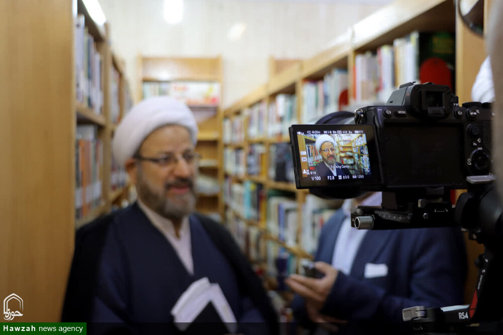 بازدید حجت الاسلام واعظی از کتابخانه تخصصی ادبی و هنری اشراق