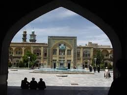Which scholars were involved in the establishment of the Qom Seminary?