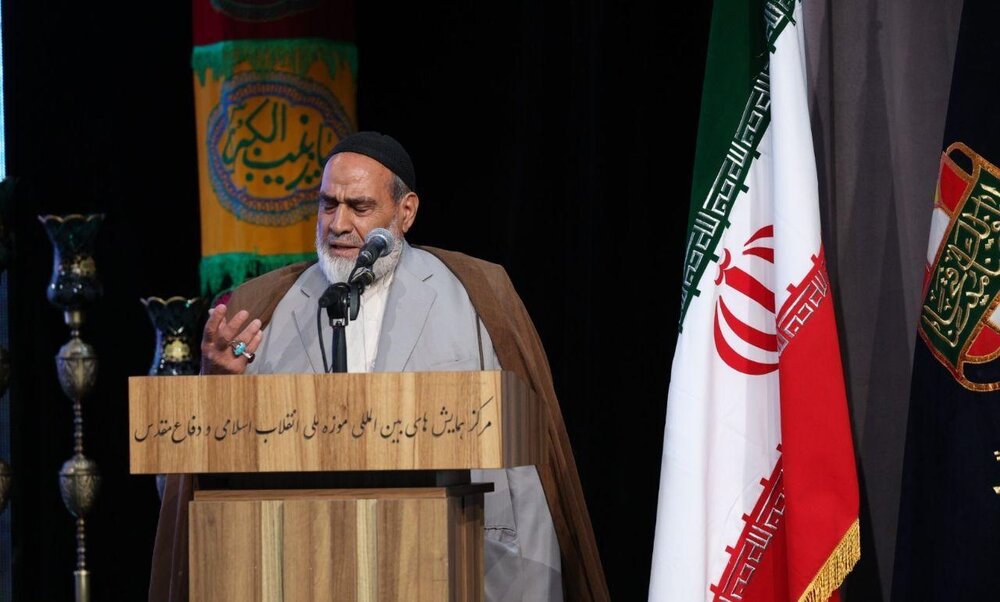 پیرغلامان نشان وفا را به هنرمندان وفادار به هیئت اهدا می‌کنند