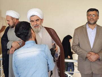 تصاویر / اعطای ۱۵۰ بسته لوازم التحریر به جمعی از مددجویان بهزیستی  بویین زهرا