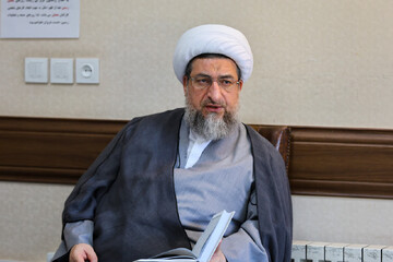 فضای مجازی نقش مهمی در شکل گیری افکار نسل نو دارد/ خانواده از کانون‌های کلیدی اقامه نماز است