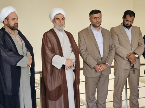 تصاویر / اعطاء ۱۵۰ بسته لوازم التحریر به جمعی از مددجویان بهزیستی در آستانه آغاز سال تحصیلی با حضور امام جمعه بویین زهرا