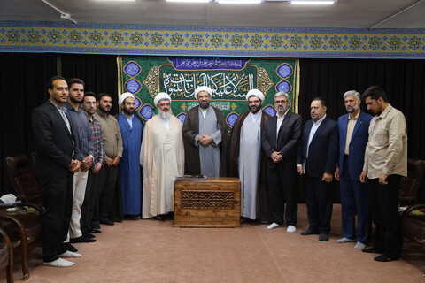 تصاویر / دیدار امام جمعه و اعضا ستاد نماز جمعه شهرستان قروه با ولی فقیه در استان همدان