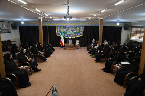 تصاویر / دیدار استادیاران قرآنی خواهر استان همدان با امام جمعه همدان