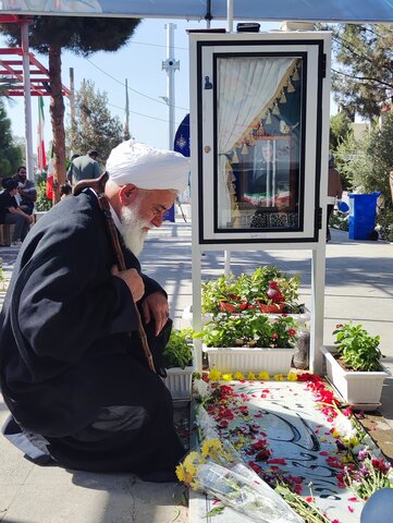 تصاویر/ حضور استاد رشاد بر مزار شهدا و تجلیل از حماسه‌سازان جنگ تحمیلی ۱۲ روزه