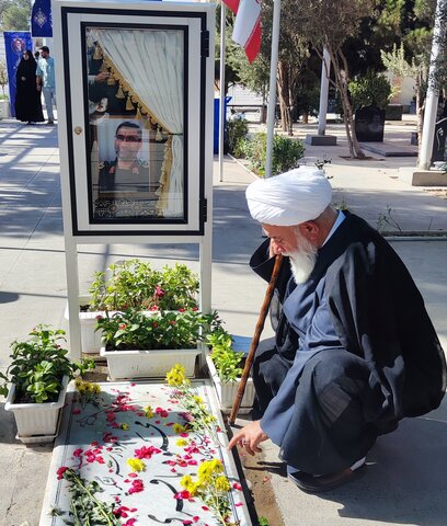 تصاویر/ حضور استاد رشاد بر مزار شهدا و تجلیل از حماسه‌سازان جنگ تحمیلی ۱۲ روزه