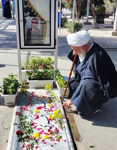 تصاویر/ حضور استاد رشاد بر مزار شهدا و تجلیل از حماسه‌سازان جنگ تحمیلی ۱۲ روزه