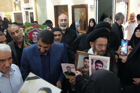 تصاویر دیدار نماینده ولی فقیه و فرمانده سپاه لرستان با خانواده شهدای جنگ ۱۲ روزه استان