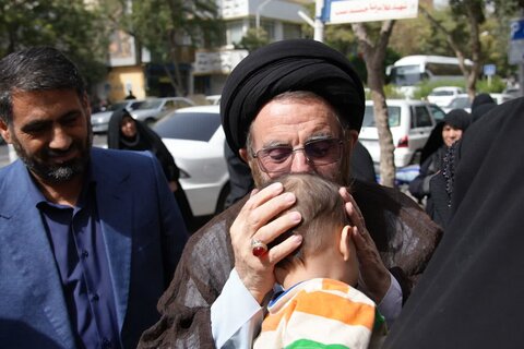 تصاویر دیدار نماینده ولی فقیه و فرمانده سپاه لرستان با خانواده شهدای جنگ ۱۲ روزه استان