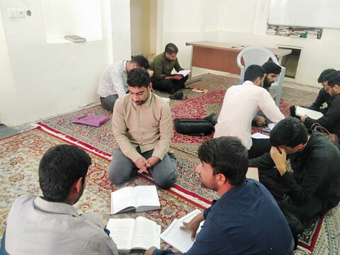 تصاویر/ مباحثه طلاب مدرسه علمیه آیت‌الله مدنی کاشانی(ره)