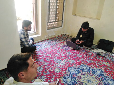 تصاویر/ مباحثه طلاب مدرسه علمیه آیت‌الله مدنی کاشانی(ره)