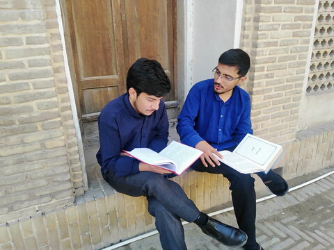 تصاویر/ مباحثه طلاب مدرسه علمیه آیت‌الله مدنی کاشانی(ره)