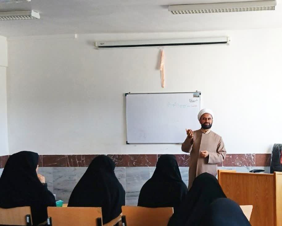 آغاز دوره آموزش زبان انگلیسی با هدف تربیت مبلغ بین‌المللی در مرکز الزهرا(س) قروه