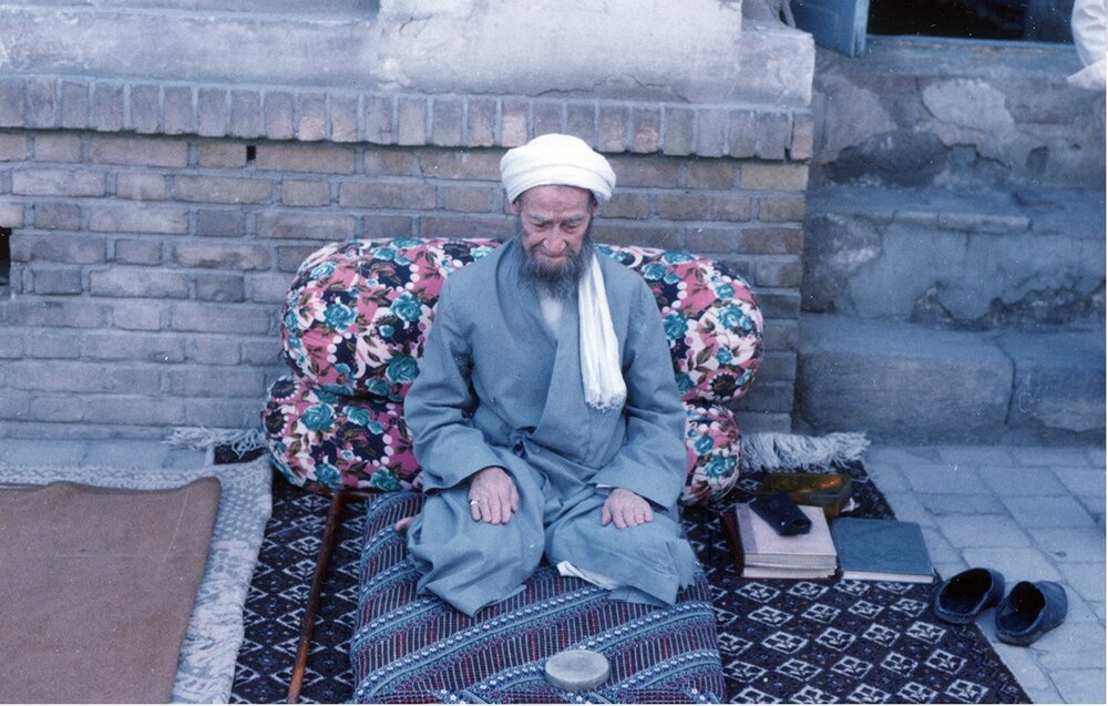 من تعجب می‌کنم که چرا تا حالا دیوانه نشده‌ام