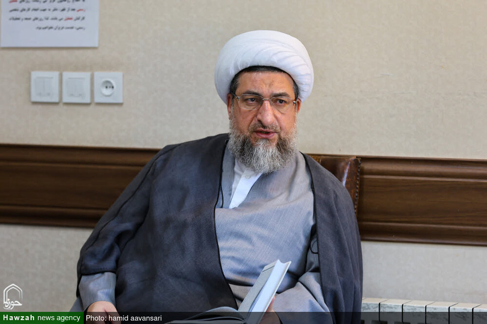 فضای مجازی نقش مهمی در شکل گیری افکار نسل نو دارد/ خانواده از کانون‌های کلیدی اقامه نماز است