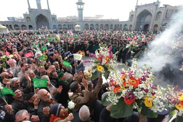 گل‌آرایی ضریح مطهر حضرت معصومه(س) به مناسبت سالروز ورود به قم + فیلم
