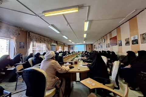 تصاویر/ برگزاری دوره آموزشی «جذب دانش‌آموزان به نماز» با حضور 300 فرهنگی در کرمانشاه