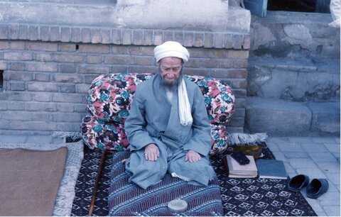 آیت اللہ مرندی: "مجھے تعجب ہے کہ اب تک دیوانہ کیوں نہیں ہوا!"