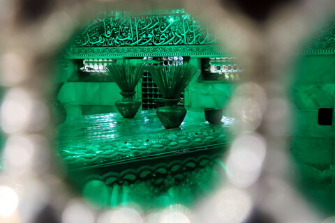 تصاویر/ گل آرایی ضریح مطهر حضرت فاطمه معصومه(س)