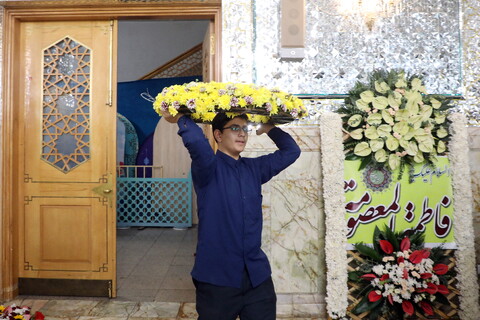 تصاویر/ گل آرایی ضریح مطهر حضرت فاطمه معصومه(س)
