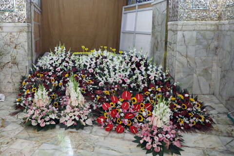 تصاویر/ گل آرایی ضریح مطهر حضرت فاطمه معصومه(س)