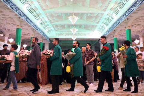 تصاویر/ گل آرایی ضریح مطهر حضرت فاطمه معصومه(س)