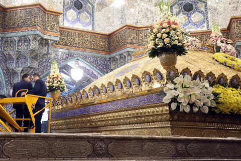 تصاویر/ گل آرایی ضریح مطهر حضرت فاطمه معصومه(س)