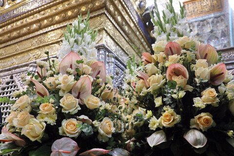 تصاویر/ گل آرایی ضریح مطهر حضرت فاطمه معصومه(س)