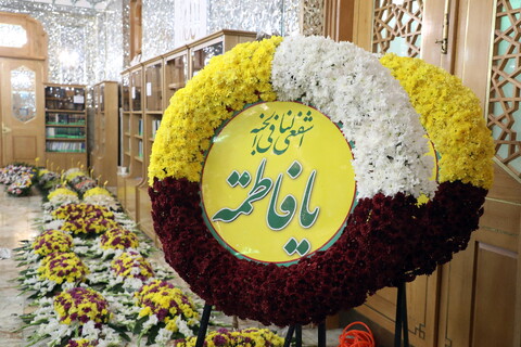 تصاویر/ گل آرایی ضریح مطهر حضرت فاطمه معصومه(س)