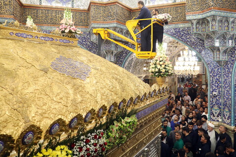 تصاویر/ گل آرایی ضریح مطهر حضرت فاطمه معصومه(س)