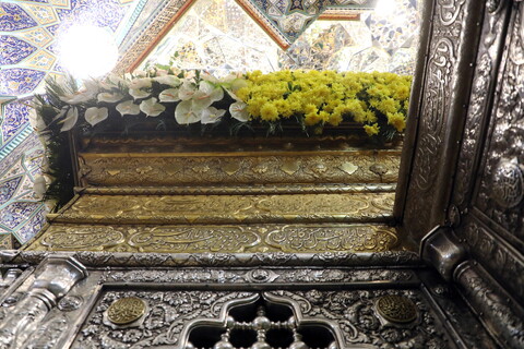تصاویر/ گل آرایی ضریح مطهر حضرت فاطمه معصومه(س)