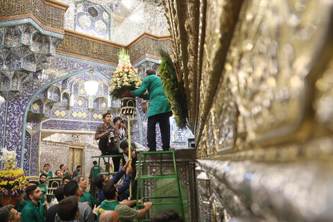 تصاویر/ گل آرایی ضریح مطهر حضرت فاطمه معصومه(س)
