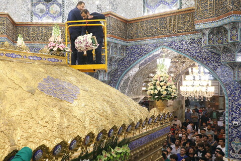 تصاویر/ گل آرایی ضریح مطهر حضرت فاطمه معصومه(س)