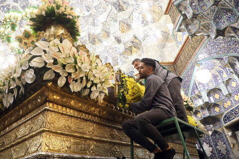 تصاویر/ گل آرایی ضریح مطهر حضرت فاطمه معصومه(س)