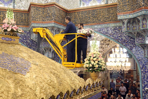 تصاویر/ گل آرایی ضریح مطهر حضرت فاطمه معصومه(س)