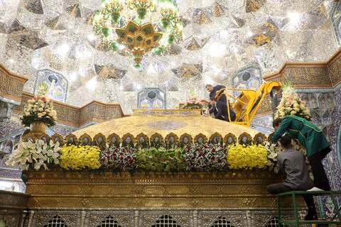 تصاویر/ گل آرایی ضریح مطهر حضرت فاطمه معصومه(س)