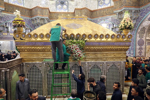 تصاویر/ گل آرایی ضریح مطهر حضرت فاطمه معصومه(س)
