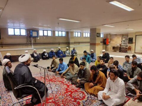 تصاویر/سخنرانی رئیس اداره اوقاف و امور خیریه قروه، در جمع طلاب حوزه علمیه امام صادق (ع) این شهرستان