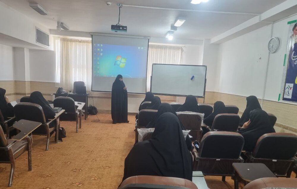 برگزاری کارگاه پایان‌نامه‌نویسی با محوریت هوش مصنوعی در مدرسه علمیه حضرت زهرا(س) میبد