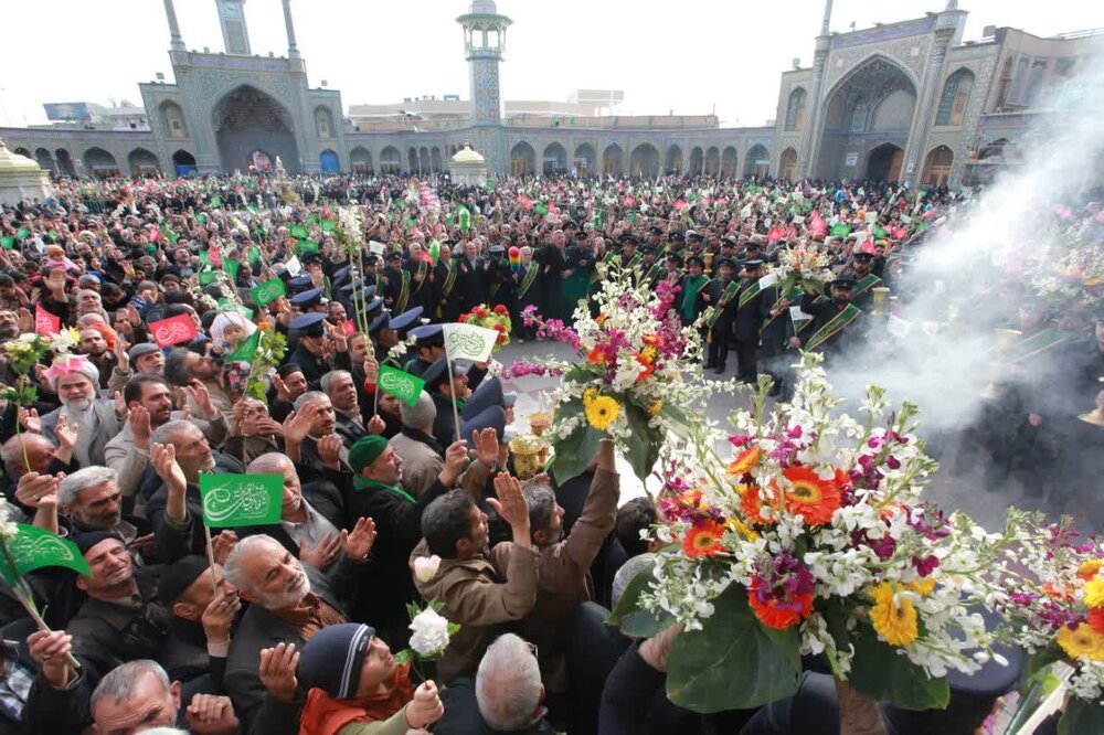 گل‌آرایی ضریح مطهر حضرت معصومه(س) به مناسبت سالروز ورود به قم + فیلم