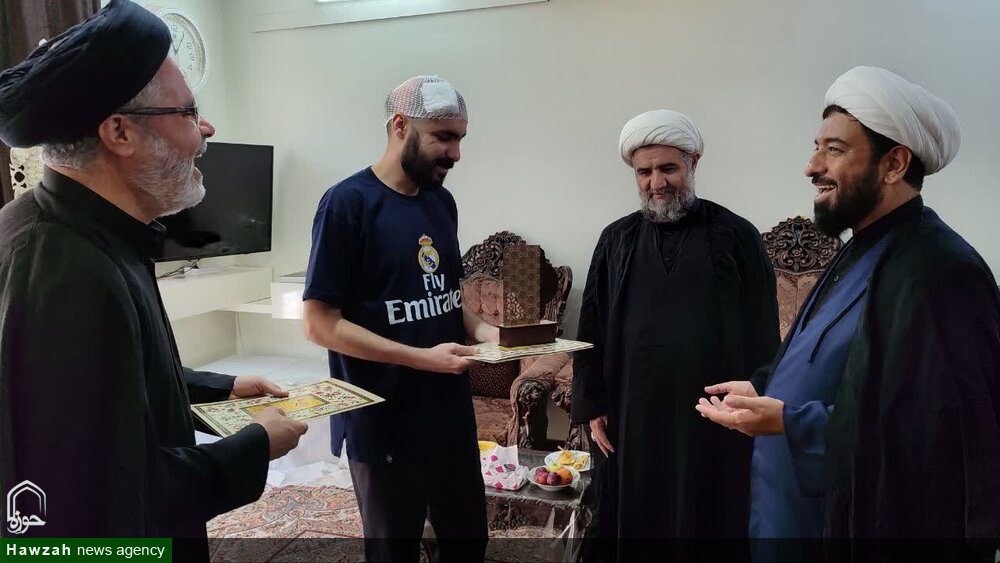 دیدار مسئولان حوزه علمیه اصفهان با خانواده ایثارگر حجت‌الاسلام طباطبایی + تصاویر