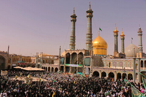 Imágenes / El ambiente del Santuario de Hazrat Masuma (P) en el aniversario de la llegada de la Dama de la Generosidad a la sagrada ciudad de Qom
