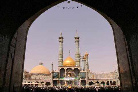 Imágenes / El ambiente del Santuario de Hazrat Masuma (P) en el aniversario de la llegada de la Dama de la Generosidad a la sagrada ciudad de Qom