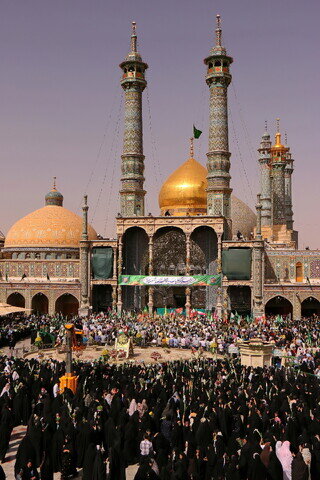 Imágenes / El ambiente del Santuario de Hazrat Masuma (P) en el aniversario de la llegada de la Dama de la Generosidad a la sagrada ciudad de Qom